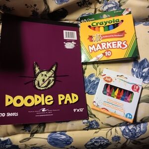 Crayola Classic Markers and Doodle Pad Set